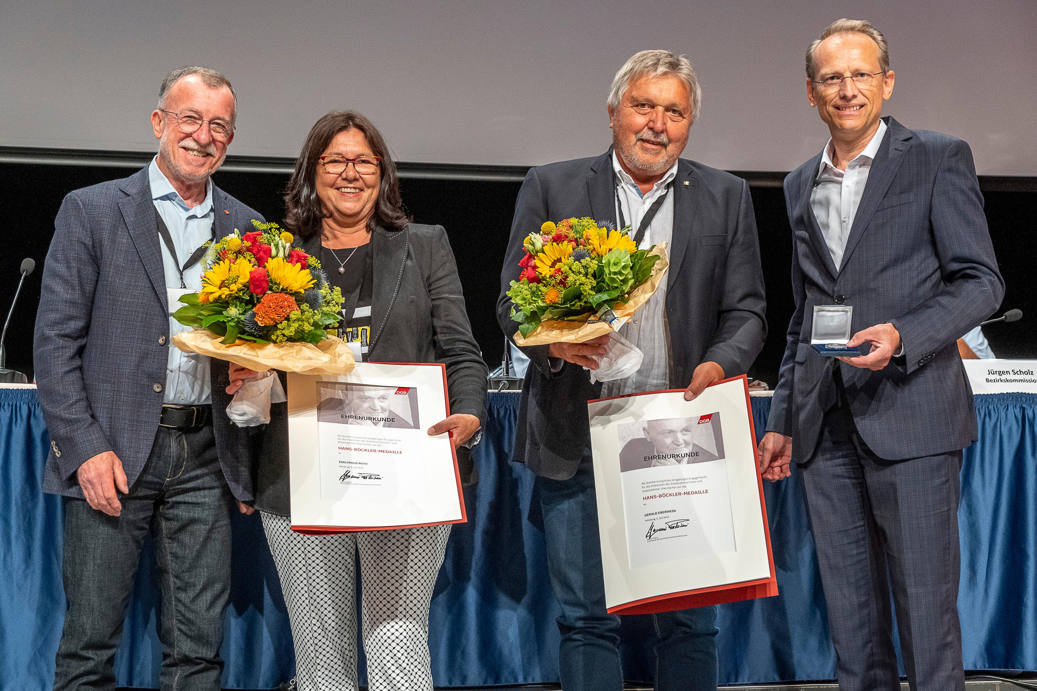 Edeltraud Roth und Gerald Eberwein (2.v.r.) erhalten die Hans-Böckler-Medaille von Bernhard Stiedl (Vorsitzender DGB Bayern, r.) und Bezirksleiter Johann Horn bei der Bezirkskonferenz Bayern 2022 in Würzburg.