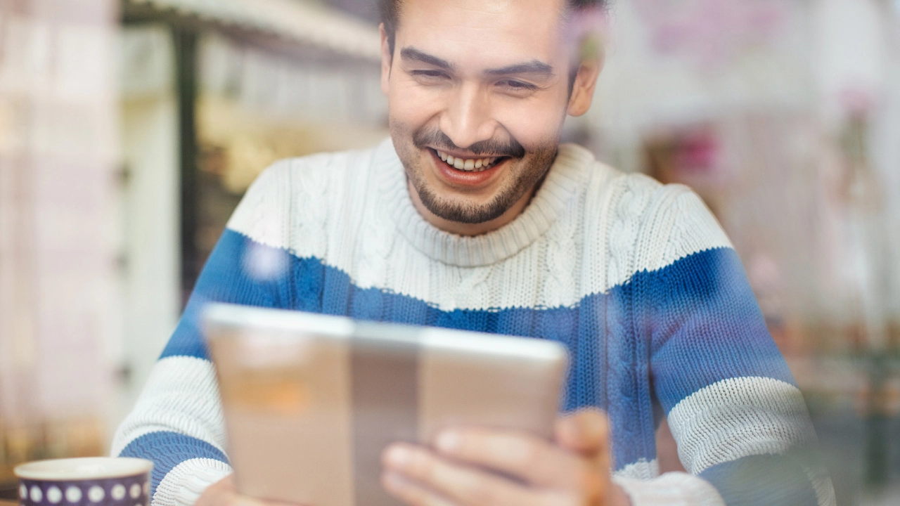 Gut gelaunter Mann mit Tablet