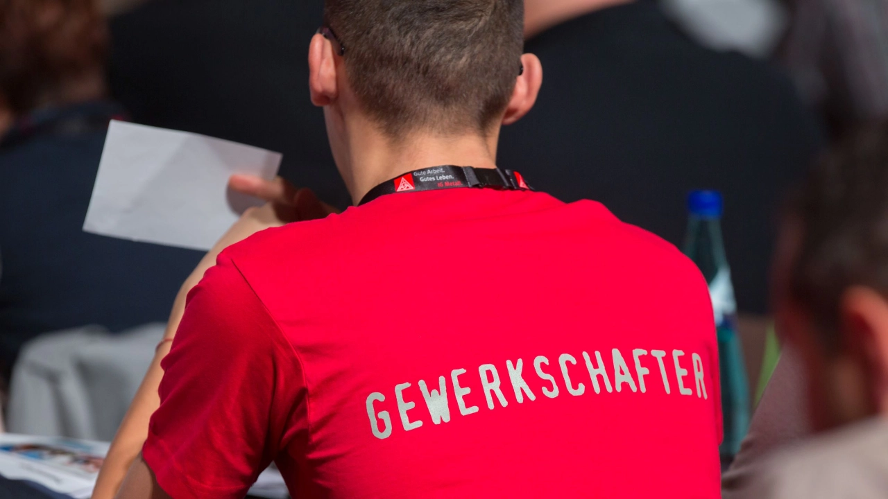 junger Delegierter auf dem Gewerkschaftstag 2015 trägt ein T-Shirt mit der Aufschrift "Gewerkschafter"