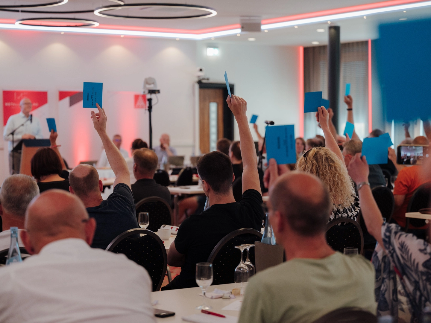 Bei der Tarifkommissionssitzung in Hannover stimmen für den Antrag zur Kündigung der Entgelt-Tarifverträge für die Metall- und Elktroindustrie und diskutieren über mögliche Forderungen.