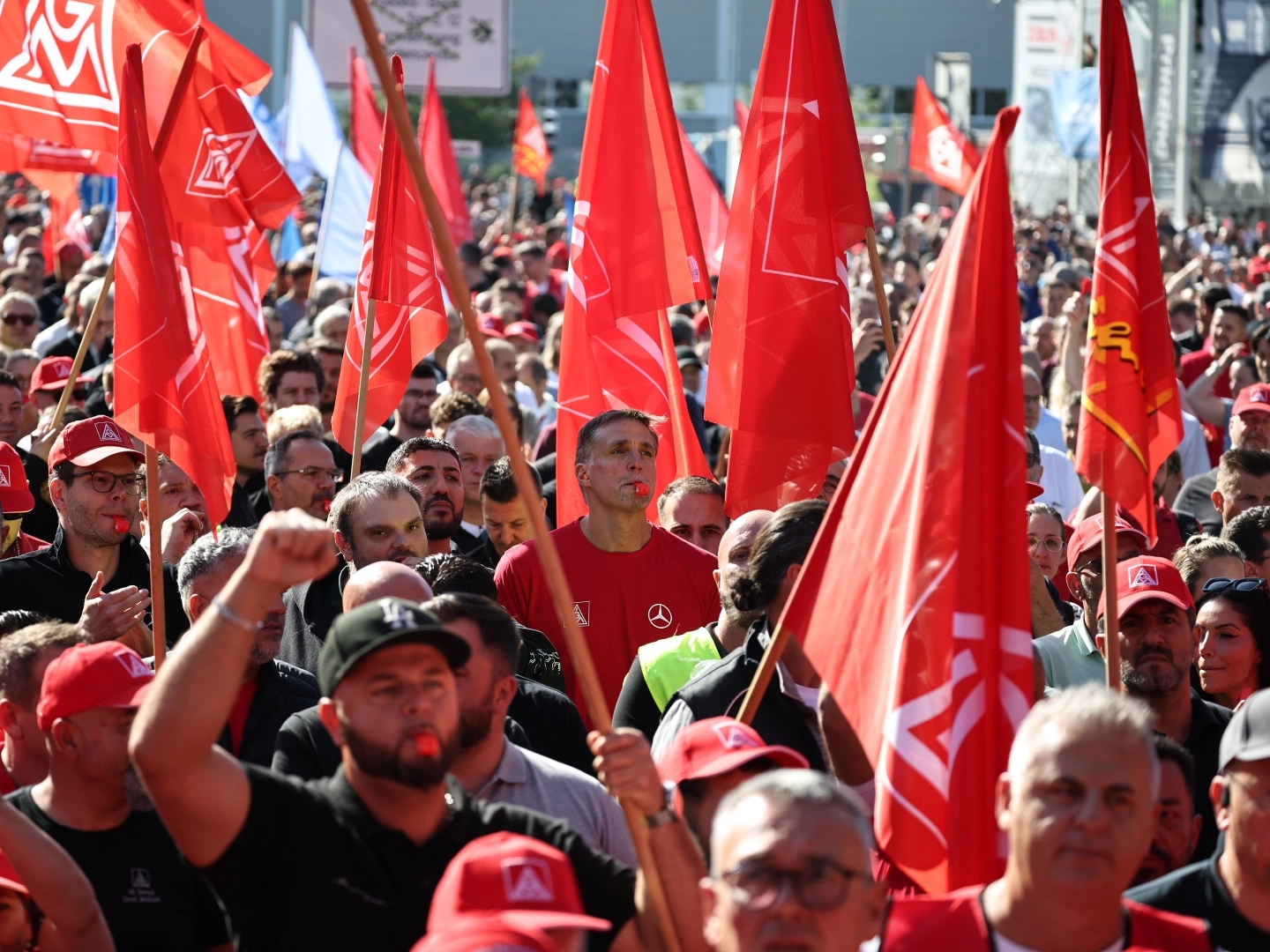 Aktionstag bei Mercedes Benz, Daimler, in Sindelfingen gegen die Angriffe auf Beschäftigten in der Automobilindustrie.