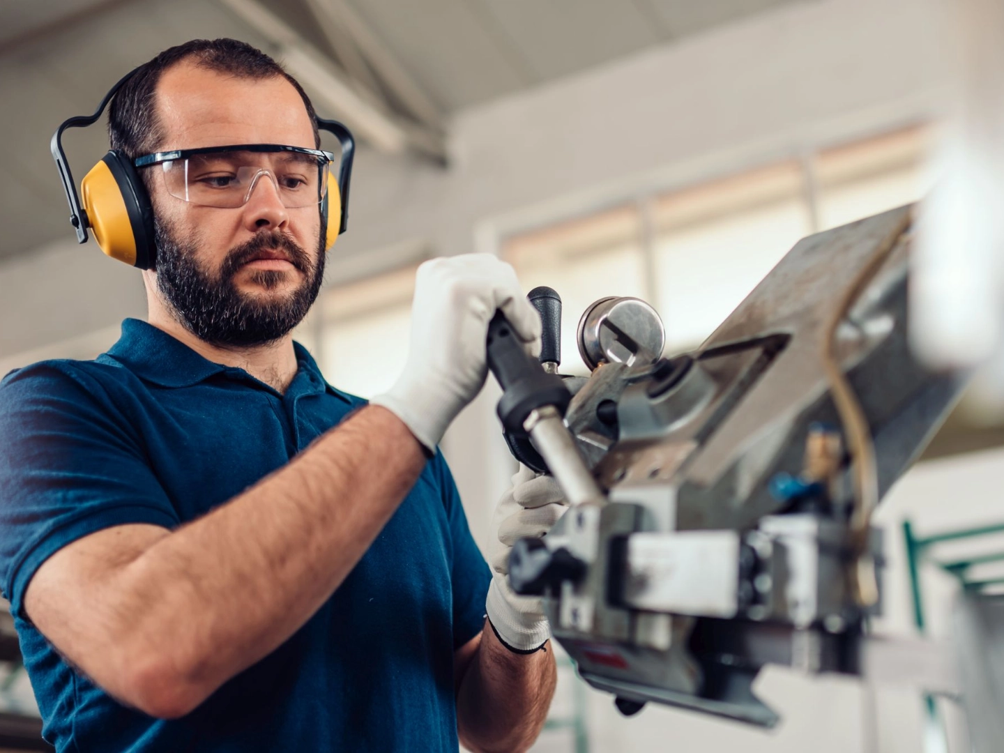 Arbeitnehmer beim Bedienen eine Sägemaschine