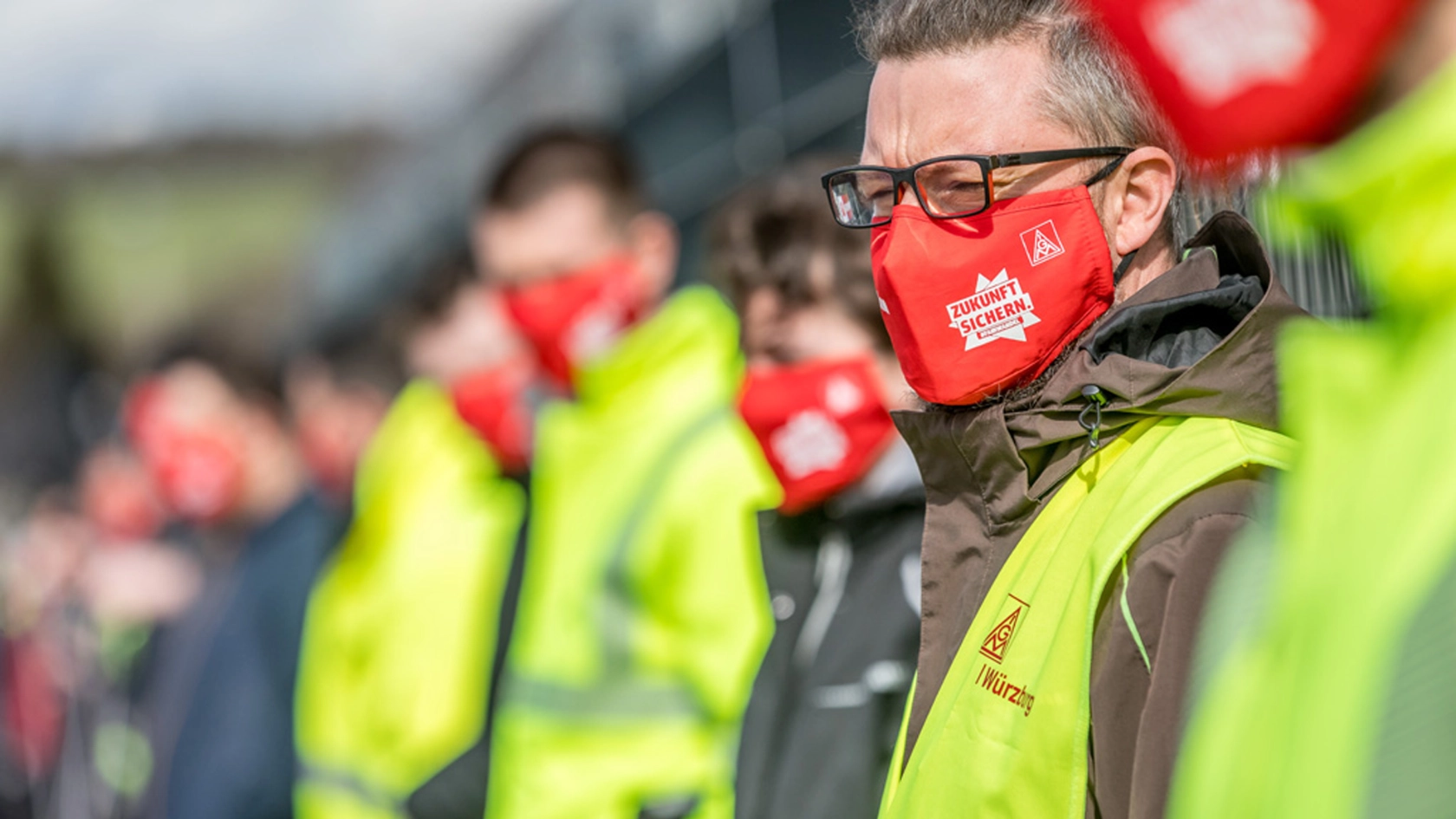 Beschäftigter mit Maske beim Warnstreik Tarifrunde 2021 Metall & Elektro in Bayern