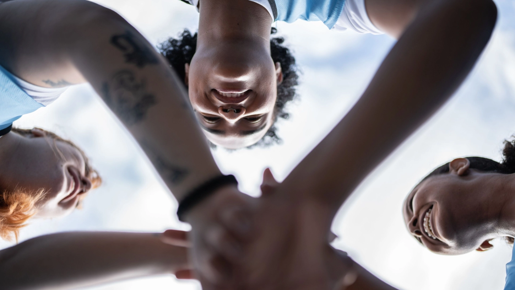 Junge Frauen reichen sich die Hände
