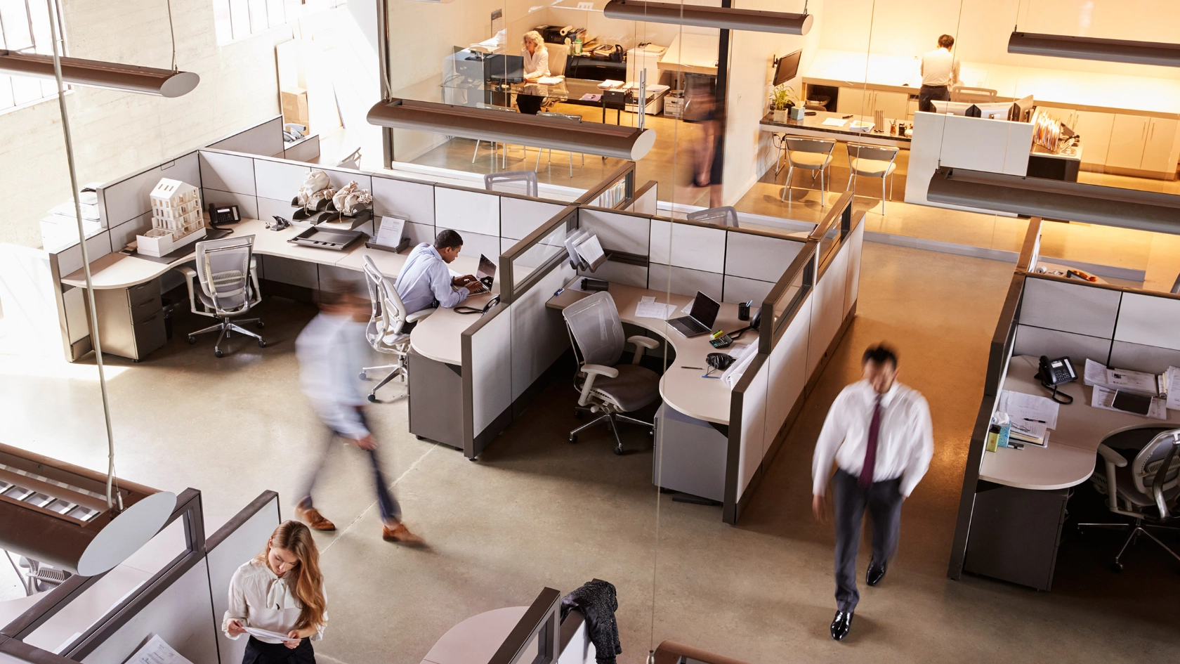 Erhöhten Blick in einem belebten Großraumbüro