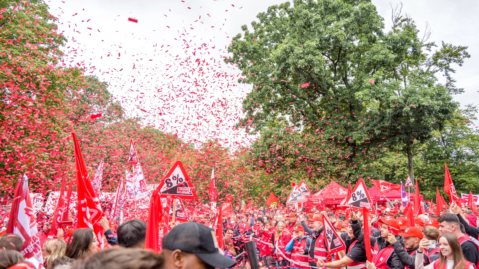 Konfetti über Menschenmenge