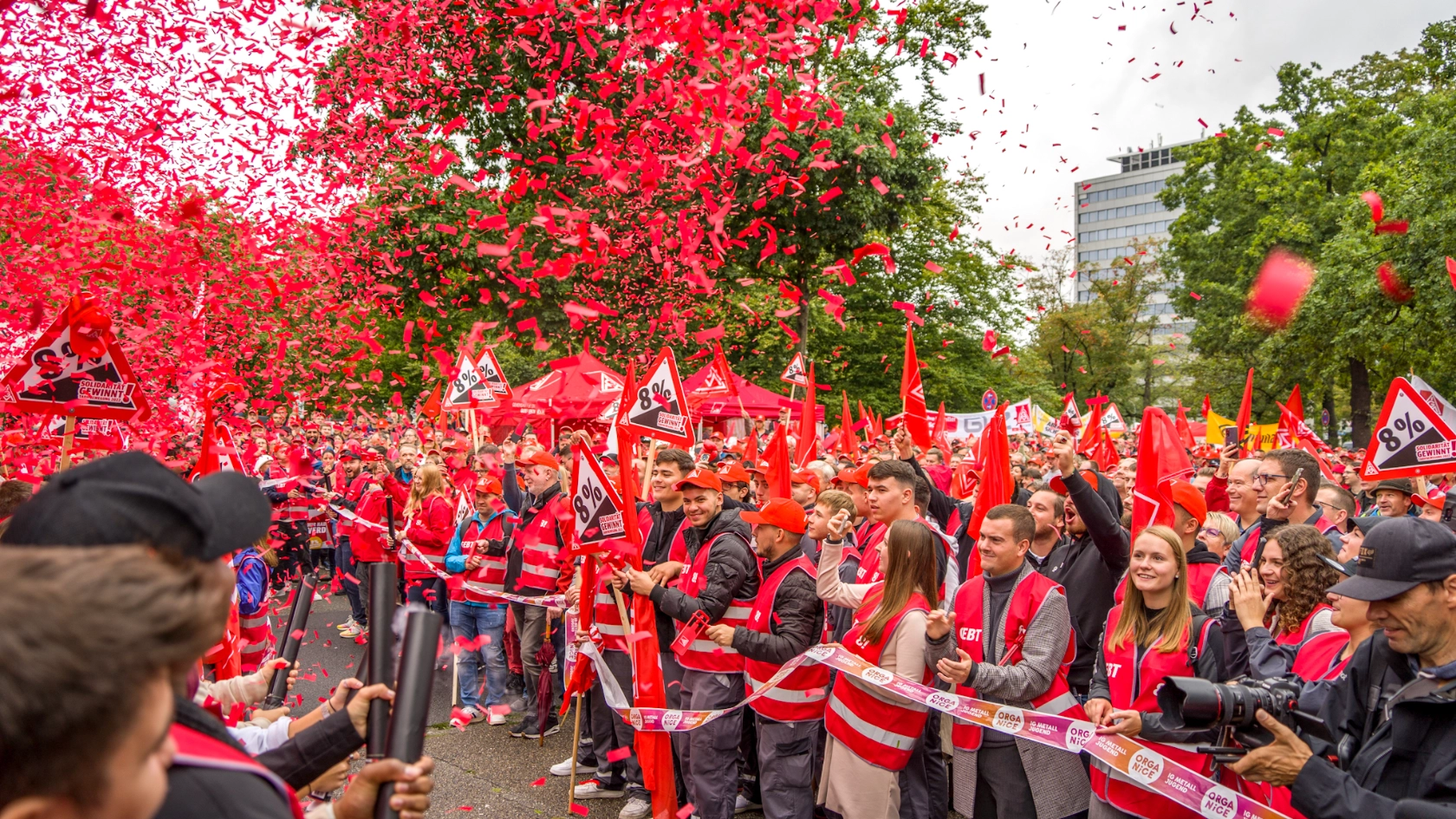 Jugendaktion Tarifauftakt Konfetti