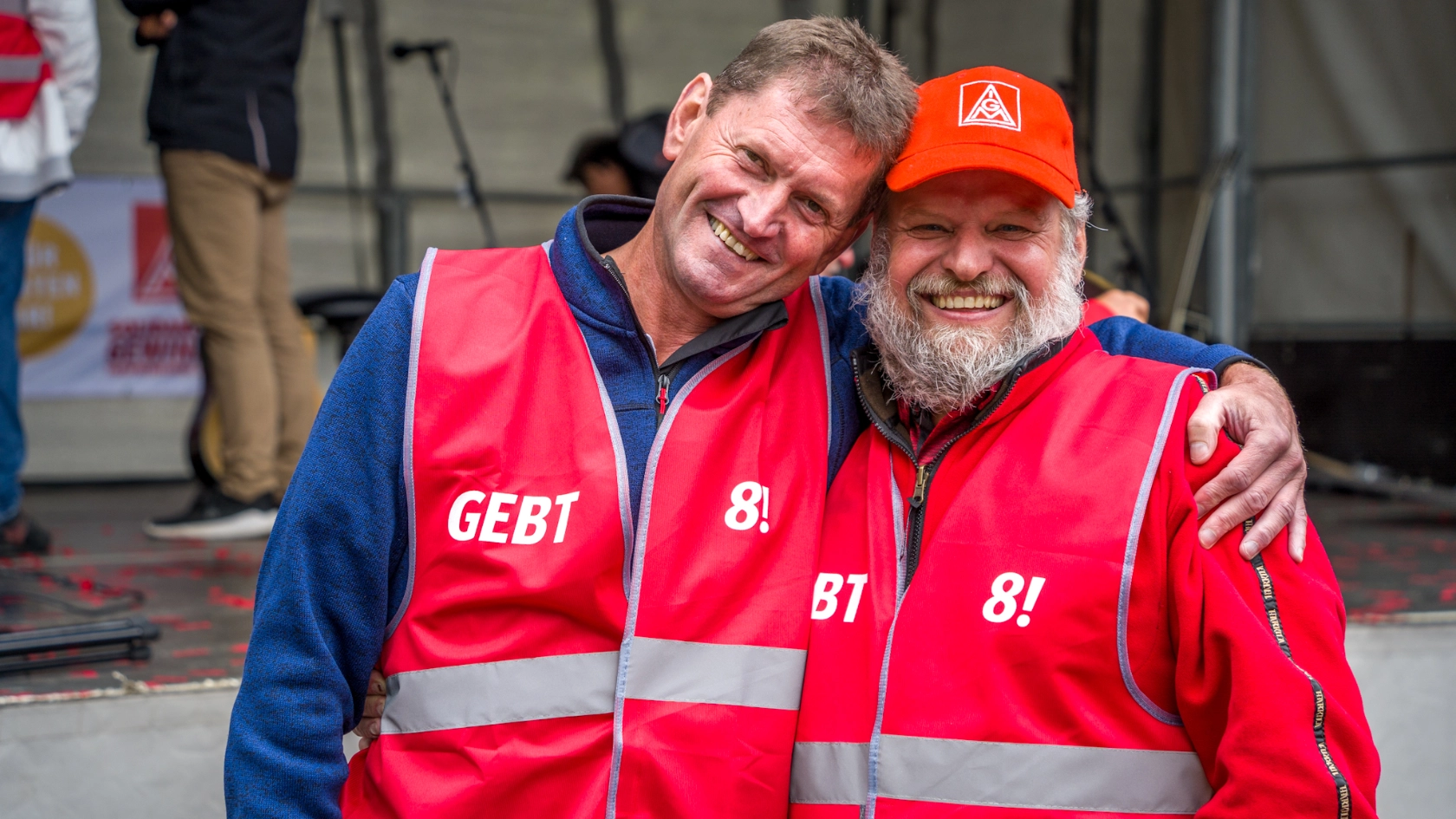 2 Personen auf Kundgebung vor der Bühne