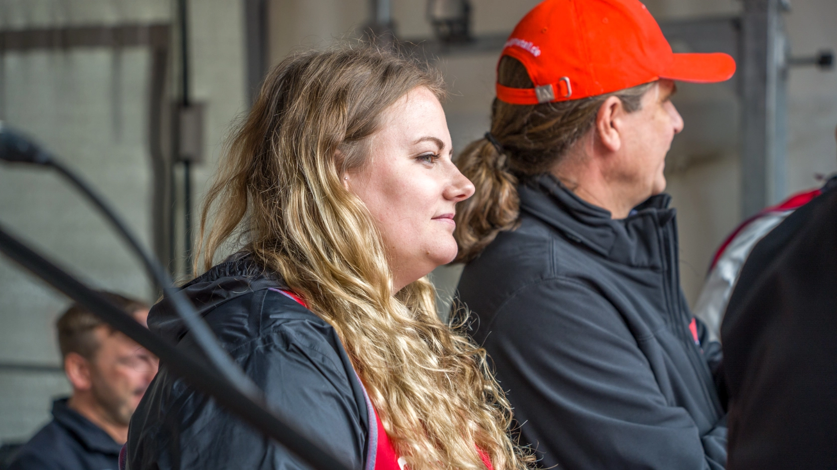 Junge Betriebsrätin auf der Bühne 