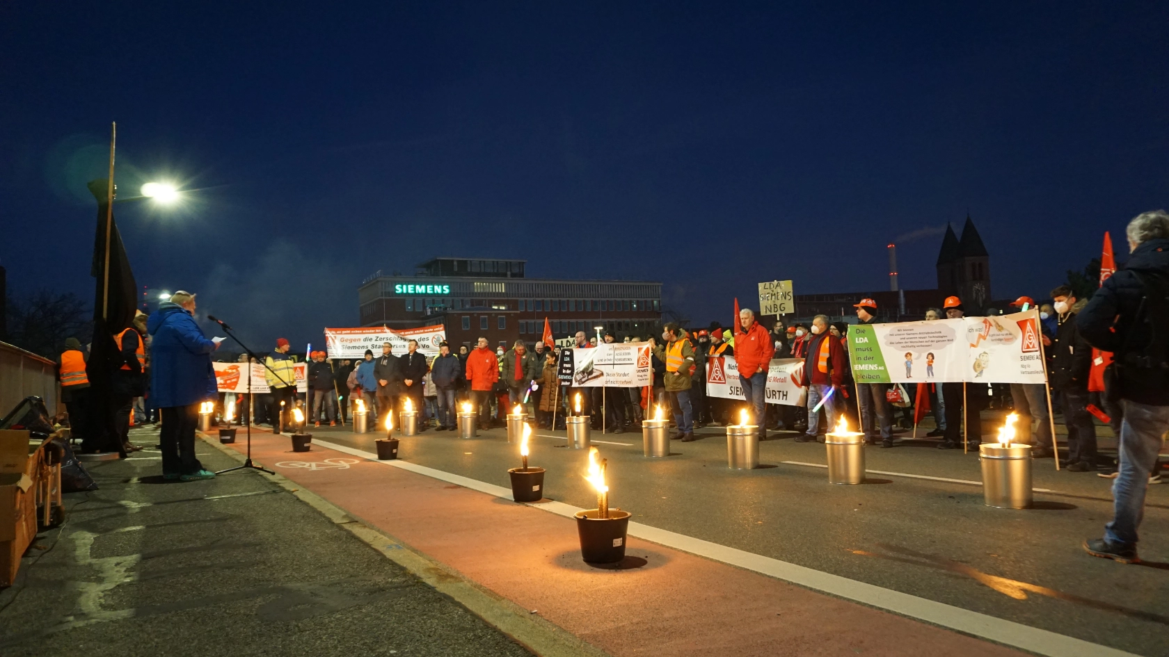 Betriebsratsvorsitzende Kerstin Donn spricht zu ihren Kolleginnen und Kollegen.