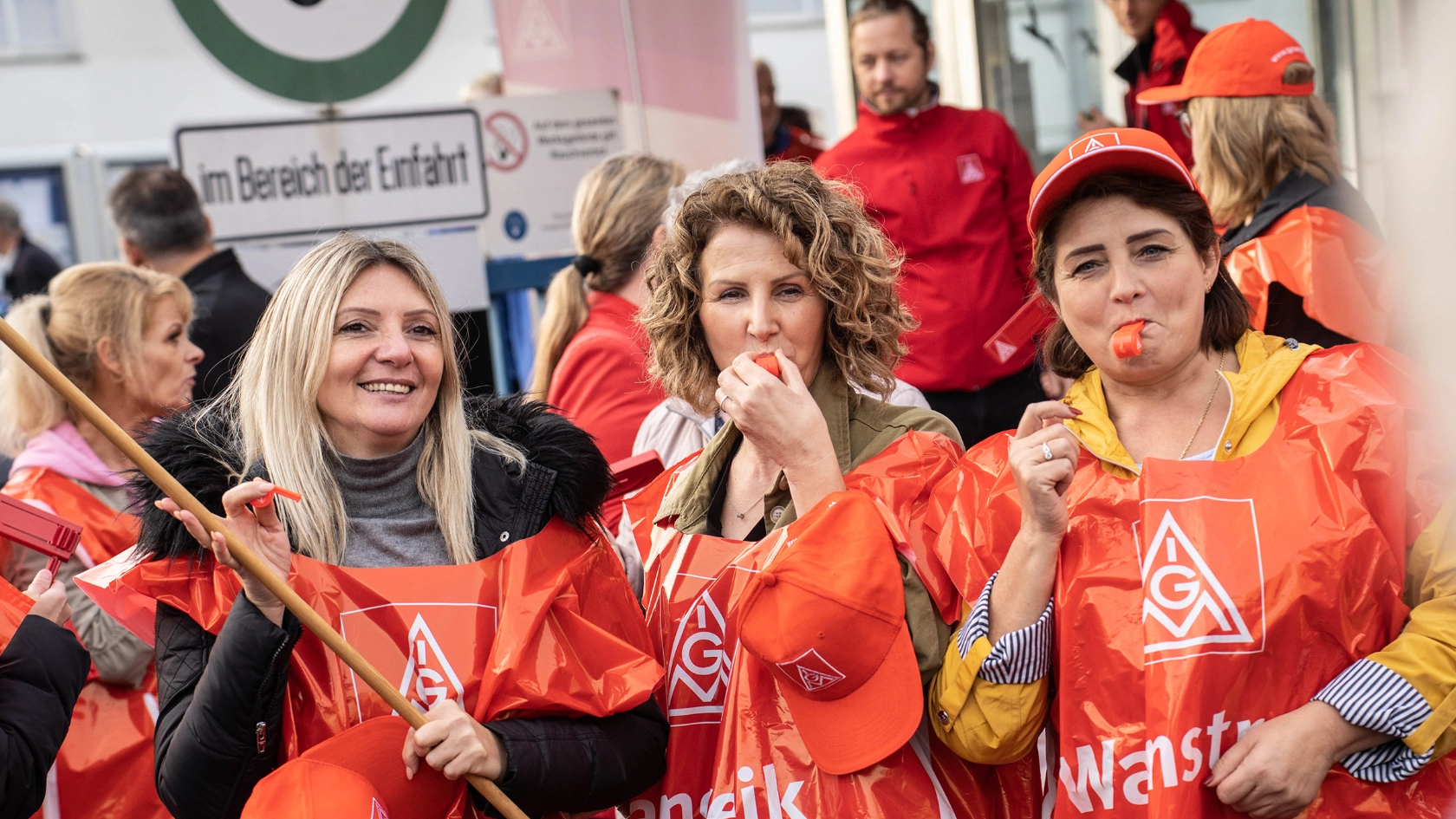 Metallerinnen beim Warnstreik bei Federal Mogul in Wiesbaden am 31.10.2022 