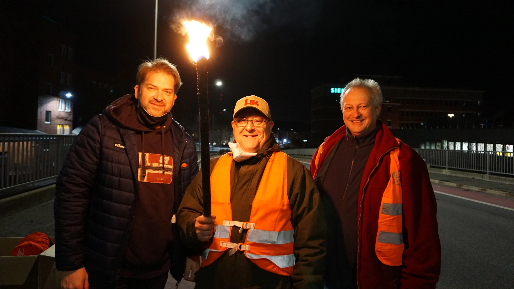 Unsere Vertrauensleute testen zu Beginn die Leuchtkraft der Fackeln.