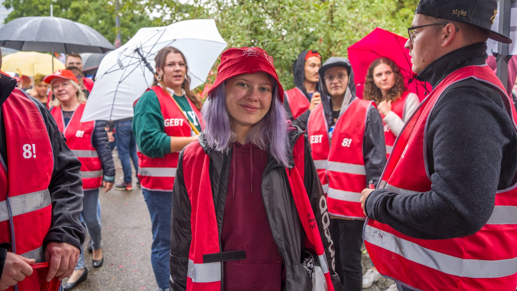 Junge Frau auf Kundgebung