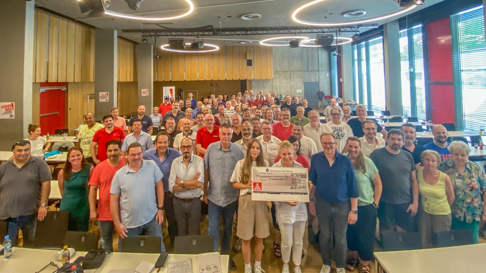Spendenübergabe auf der Delegiertenversammlung. Hier Gruppenfoto