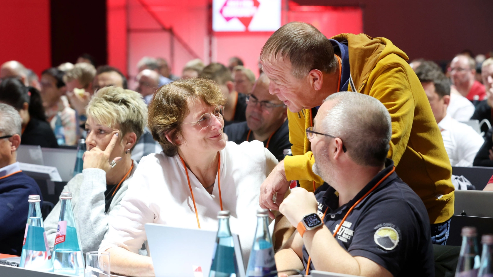 Delegierte im Gespräch beim Gewerkschaftstag in Frankfurt am Main