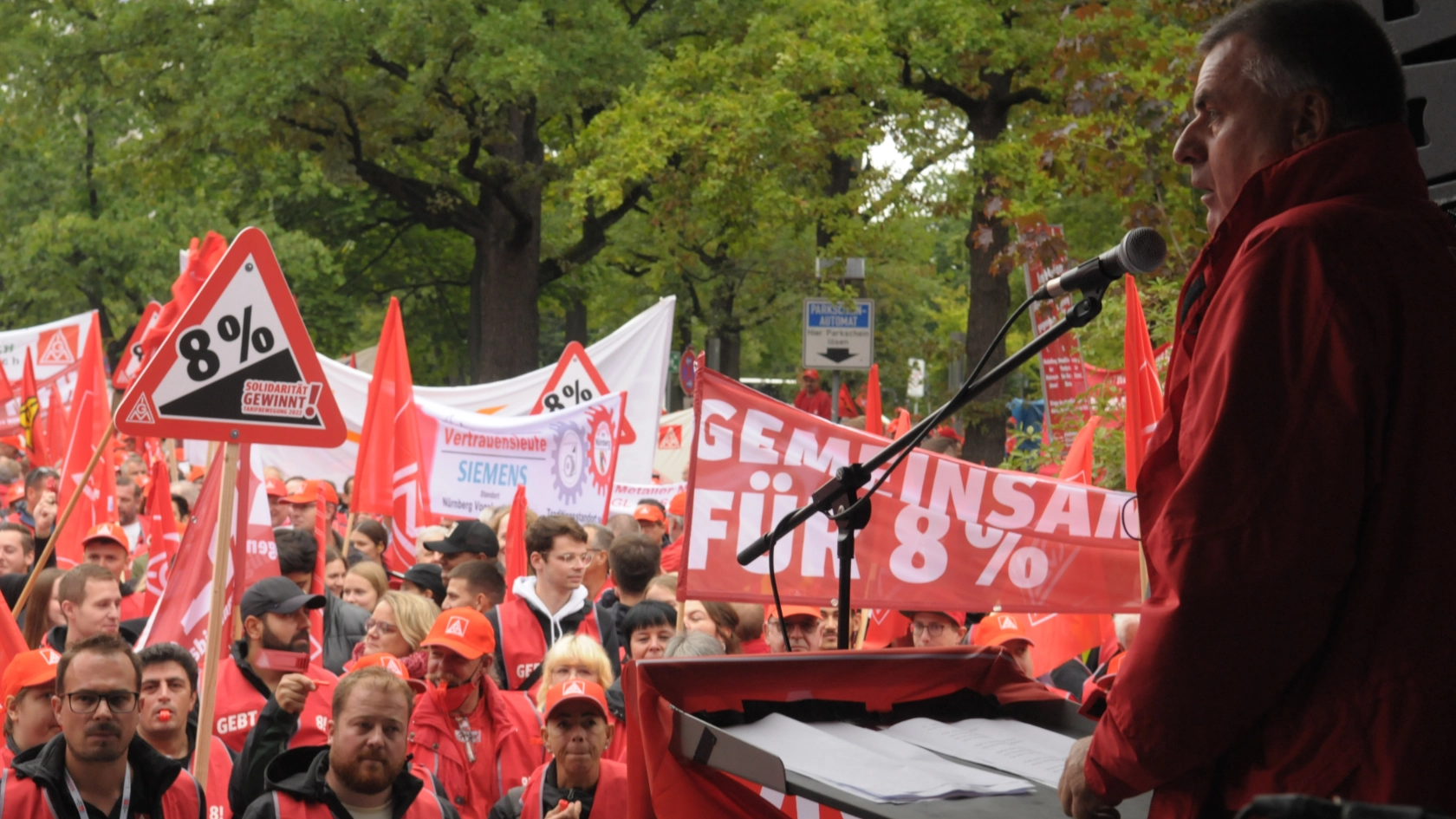 Andreas Weidemann spricht vor Menschenmenge
