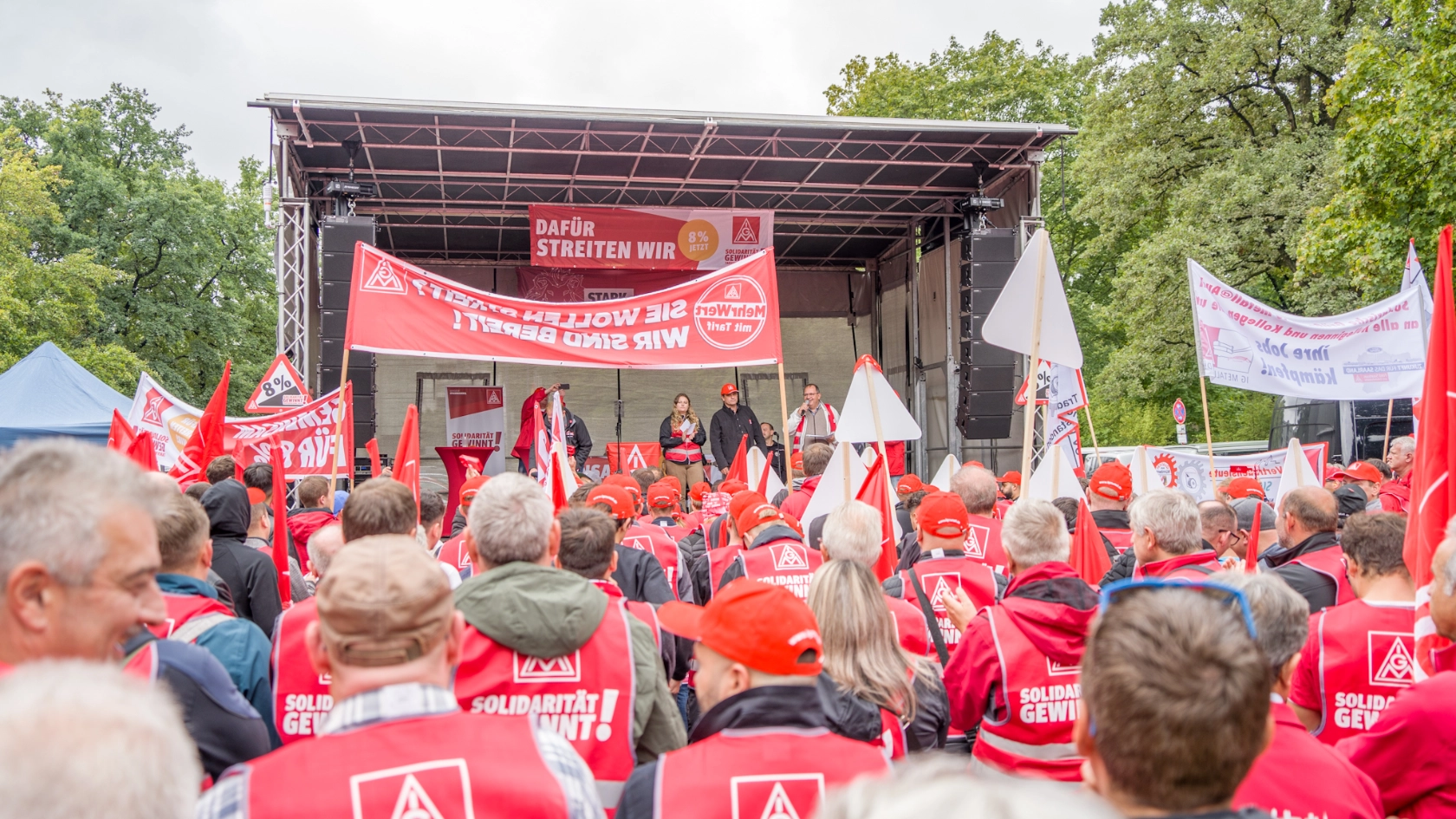 Bühne mit Menschenmasse davor