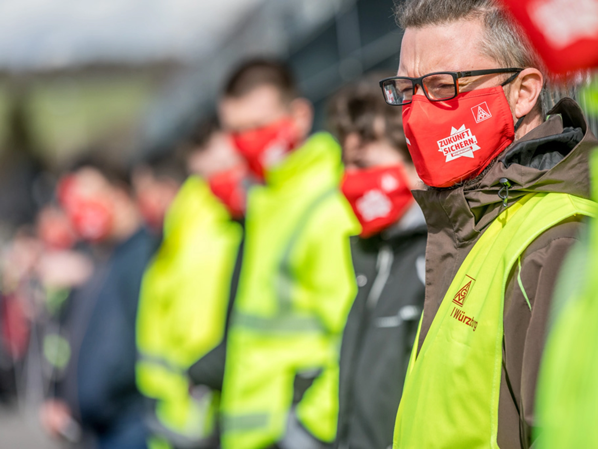 Beschäftigter mit Maske beim Warnstreik Tarifrunde 2021 Metall & Elektro in Bayern