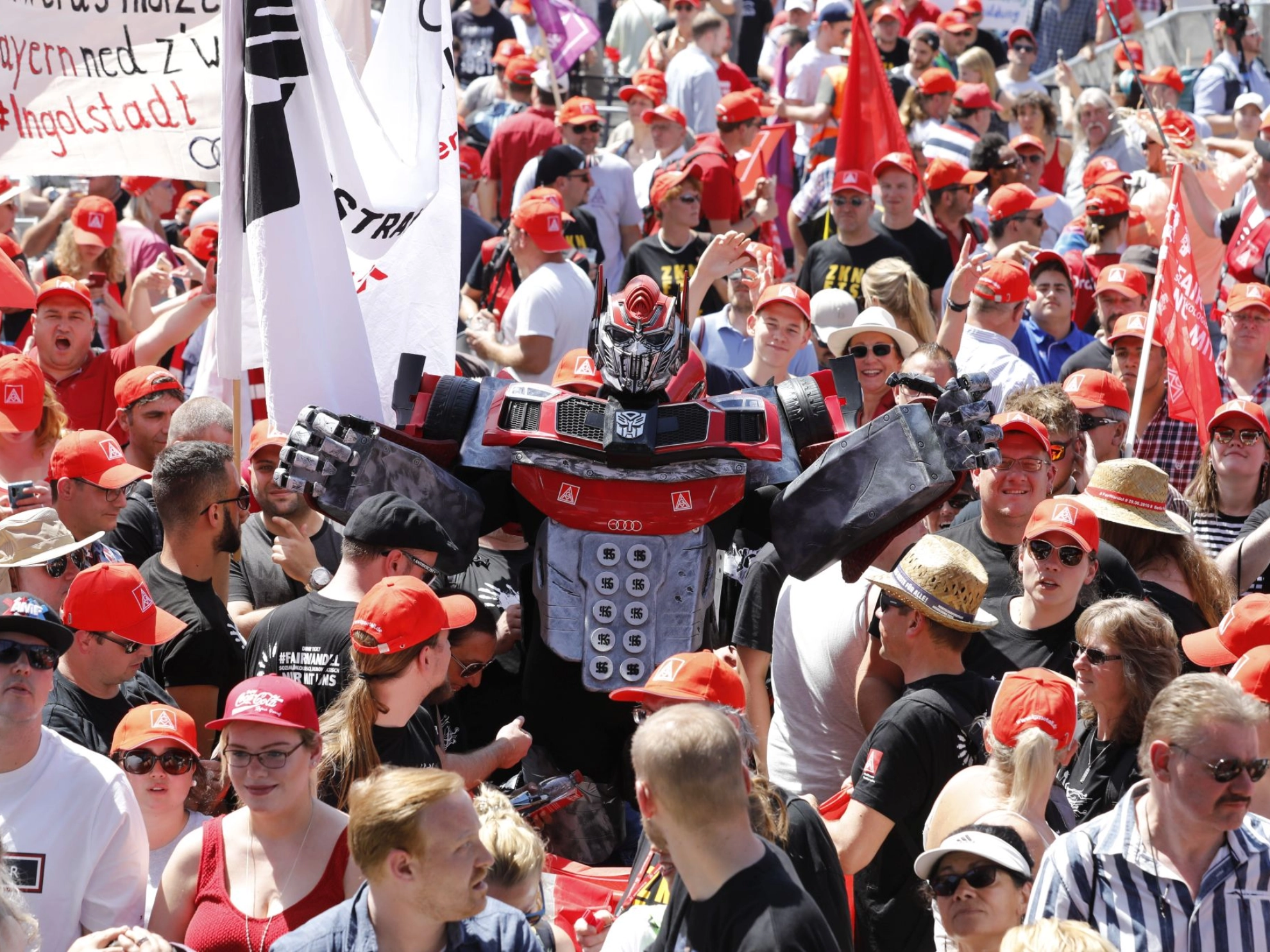 junge*r Metaller*in einem Transformerkostüm