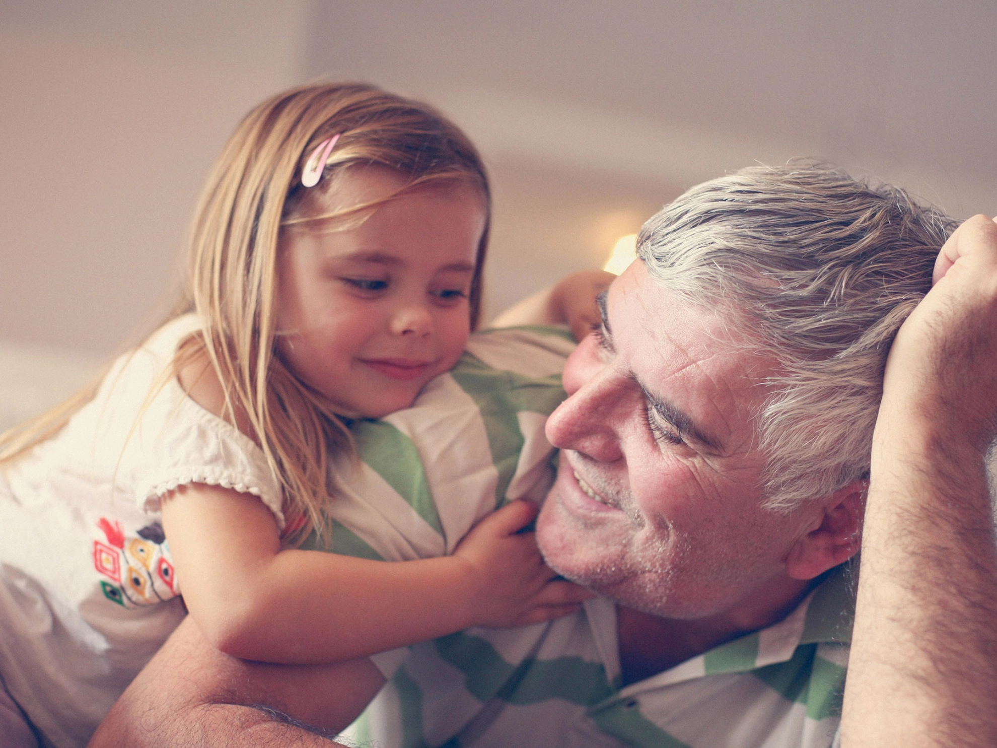 Kind spielt mit ihrem Opa