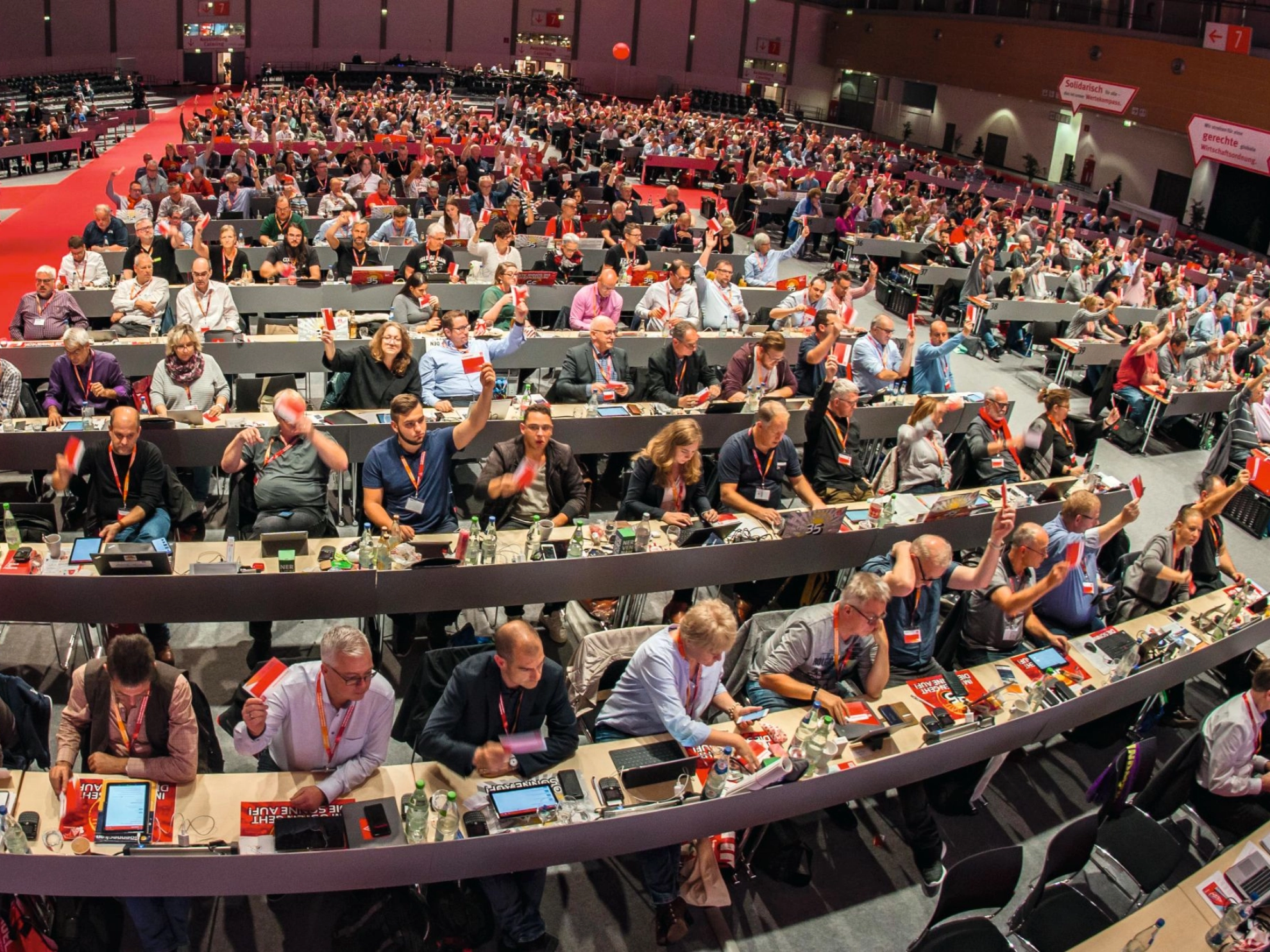 Delegierte auf dem Gewerkschaftstag 2019 beraten Anträge