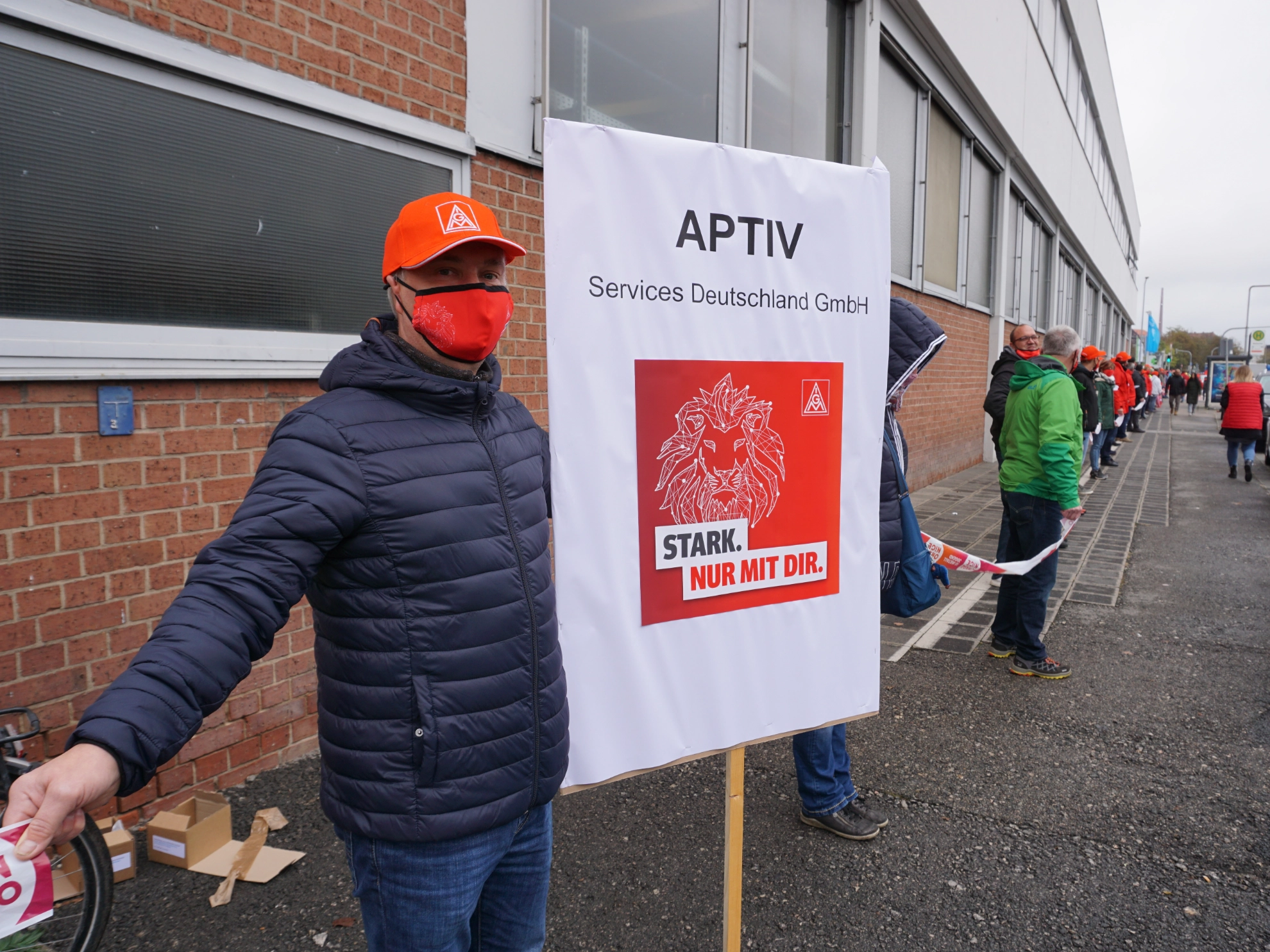 Menschenkette Aptiv Nuernberg Oktober