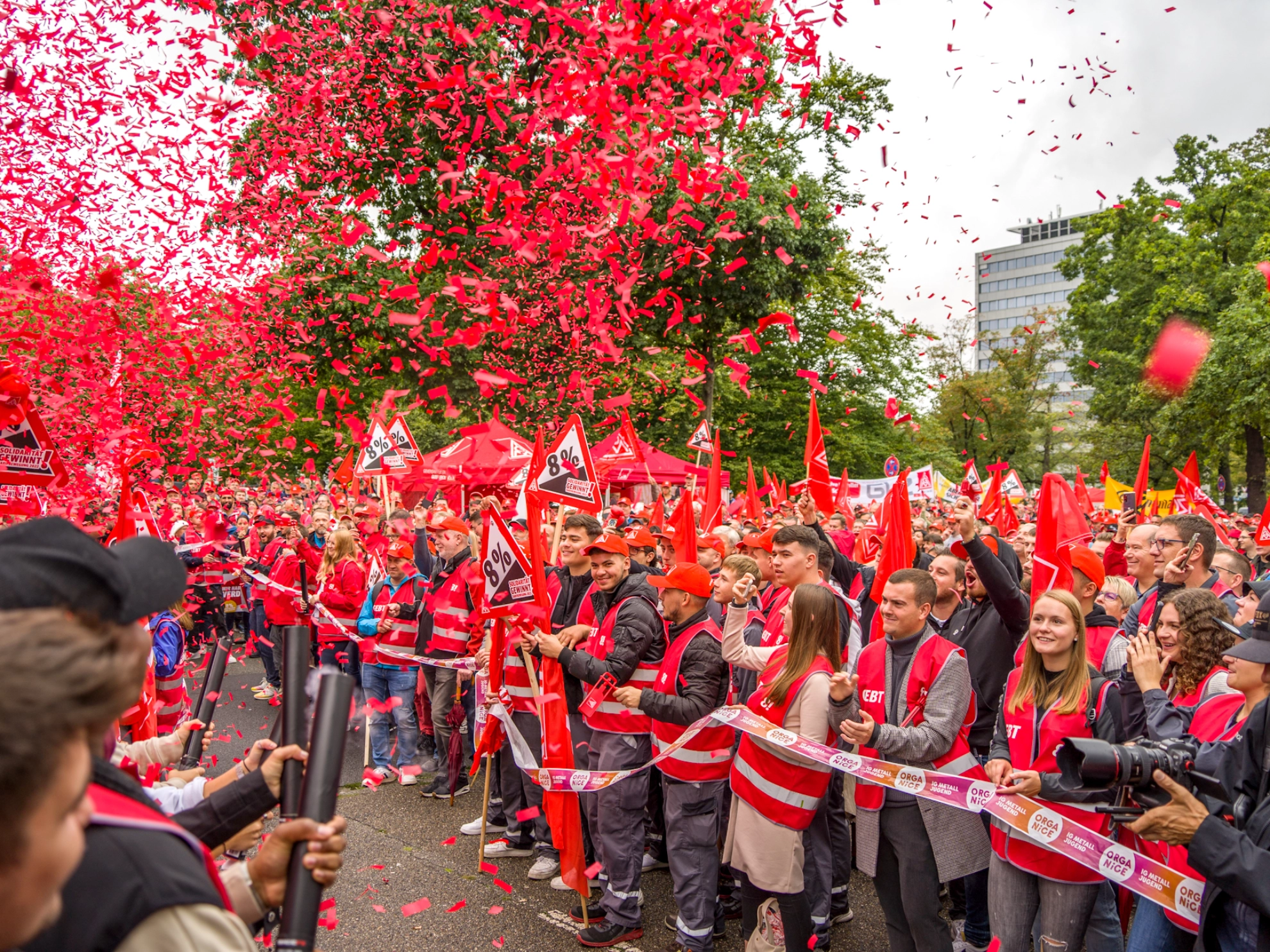 Jugendaktion Tarifauftakt Konfetti