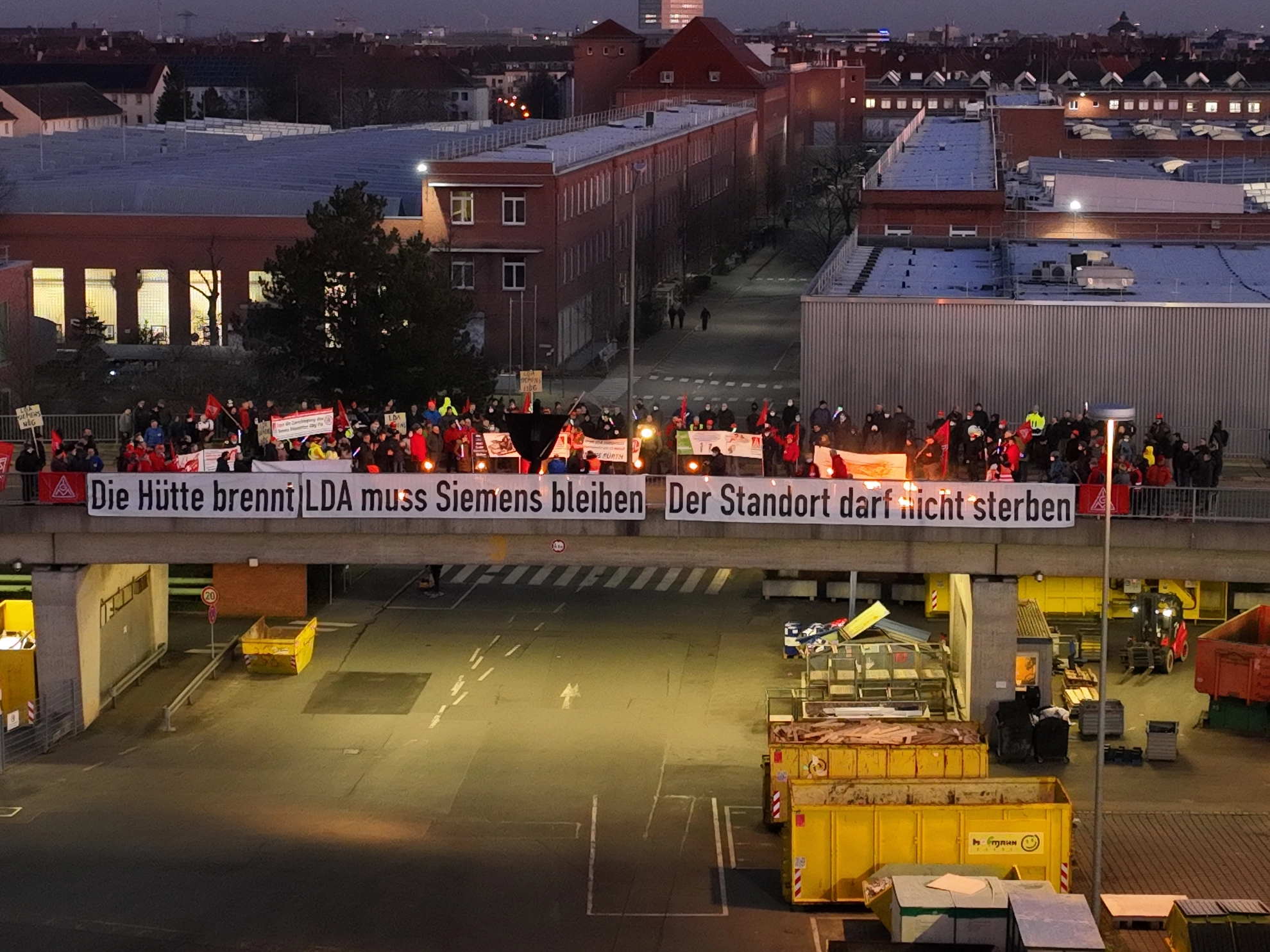 Klare Botschaften auf der Siemensbrücke.