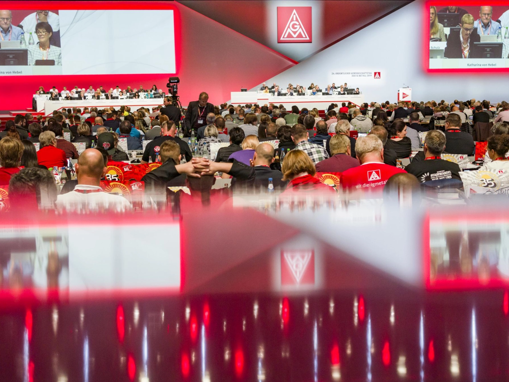 Delegierte auf dem Gewerkschaftstag 2019 der IG Metall bei der Diskussion von Anträgen