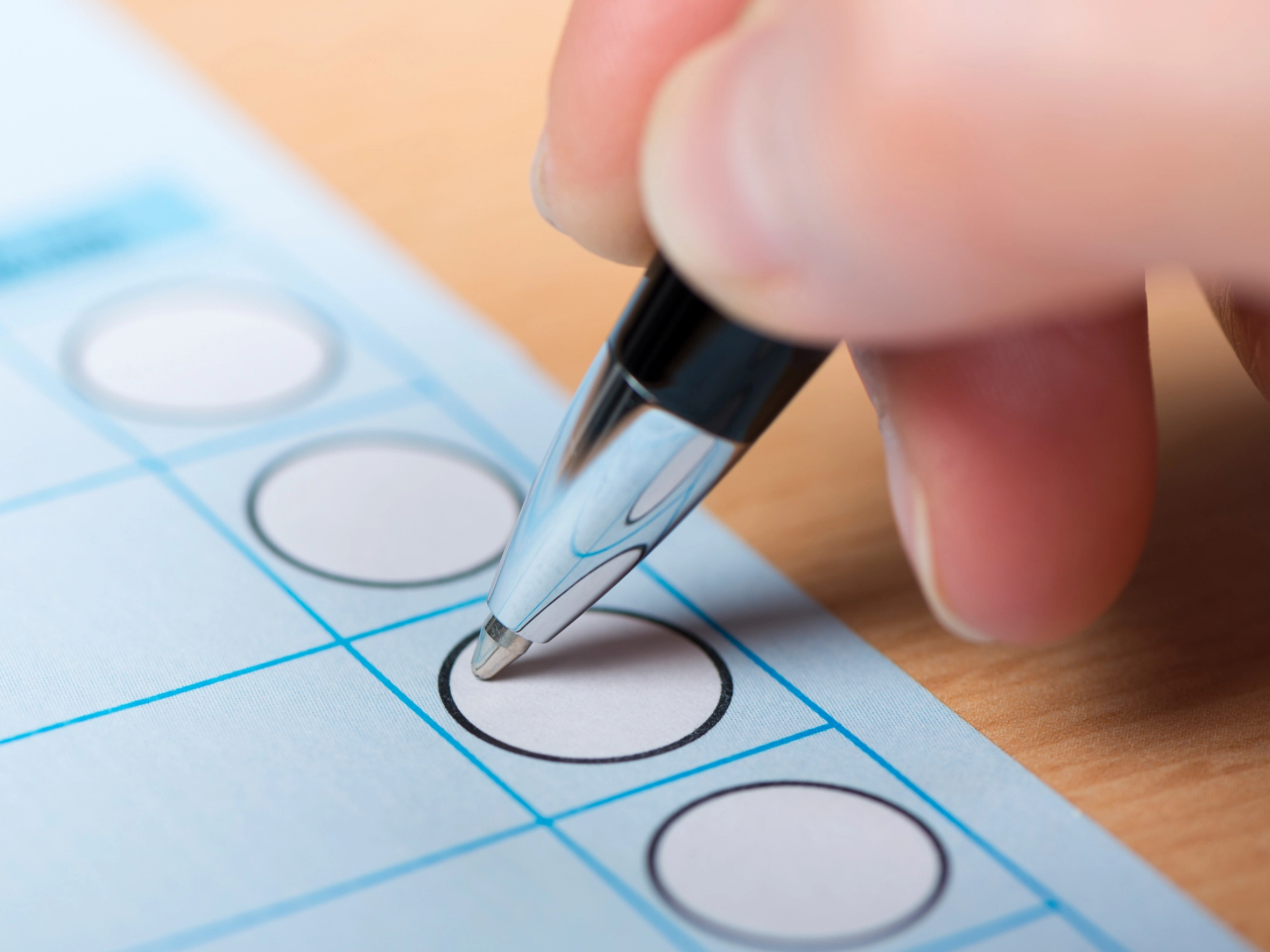 Auf einem Wahlzettel wird ein Kreuzchen gesetzt