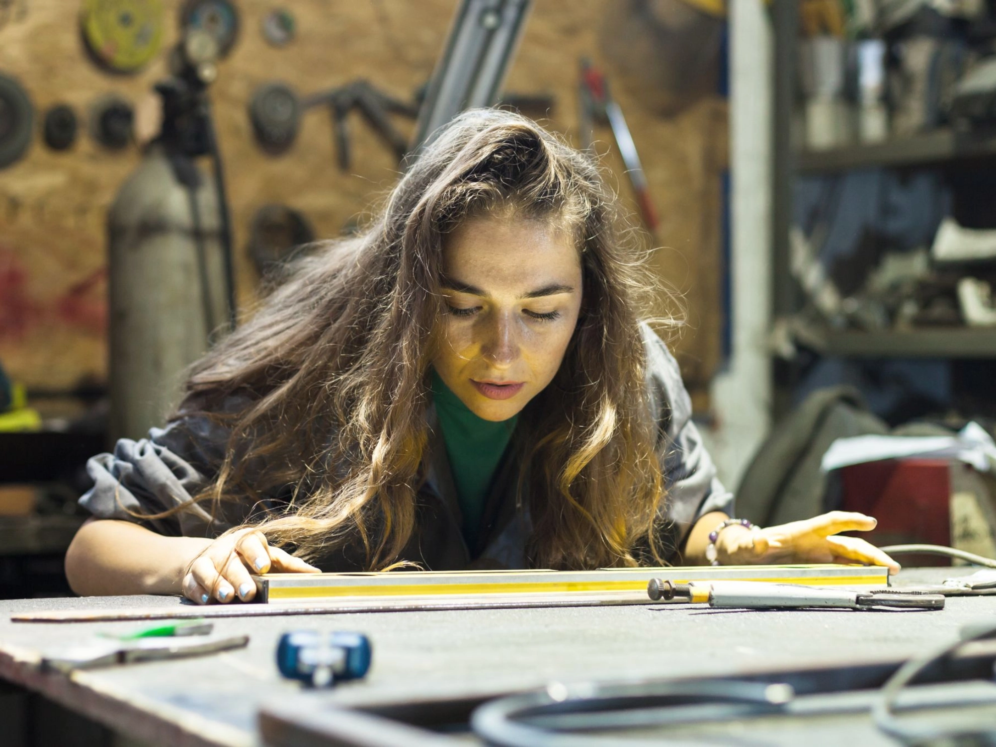 junge Frau in einer Werkstatt