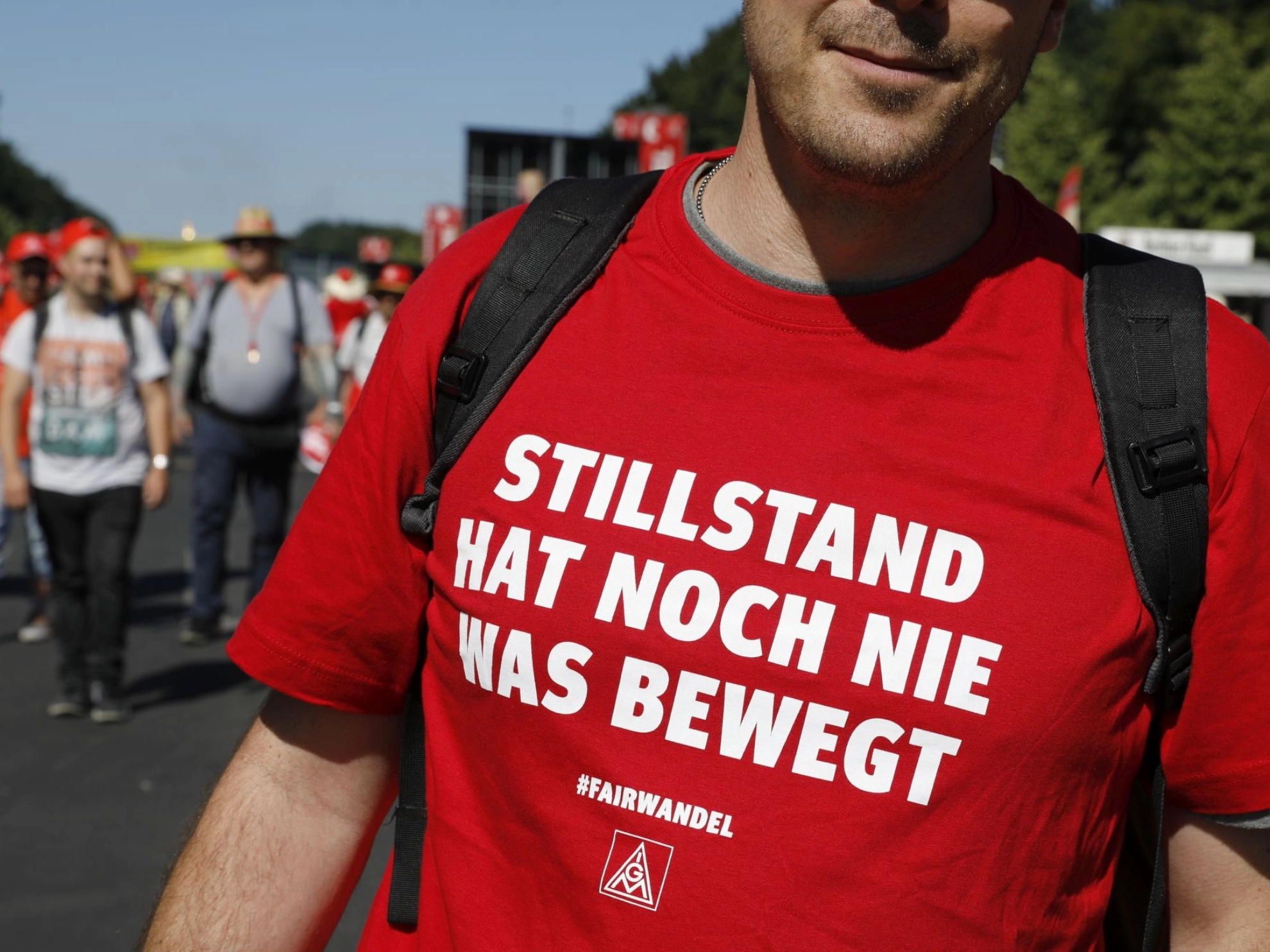 Metaller auf der FairWandel-Kundgebung mit dem T-Shirt: "Stillstand hat noch nie bewegt"