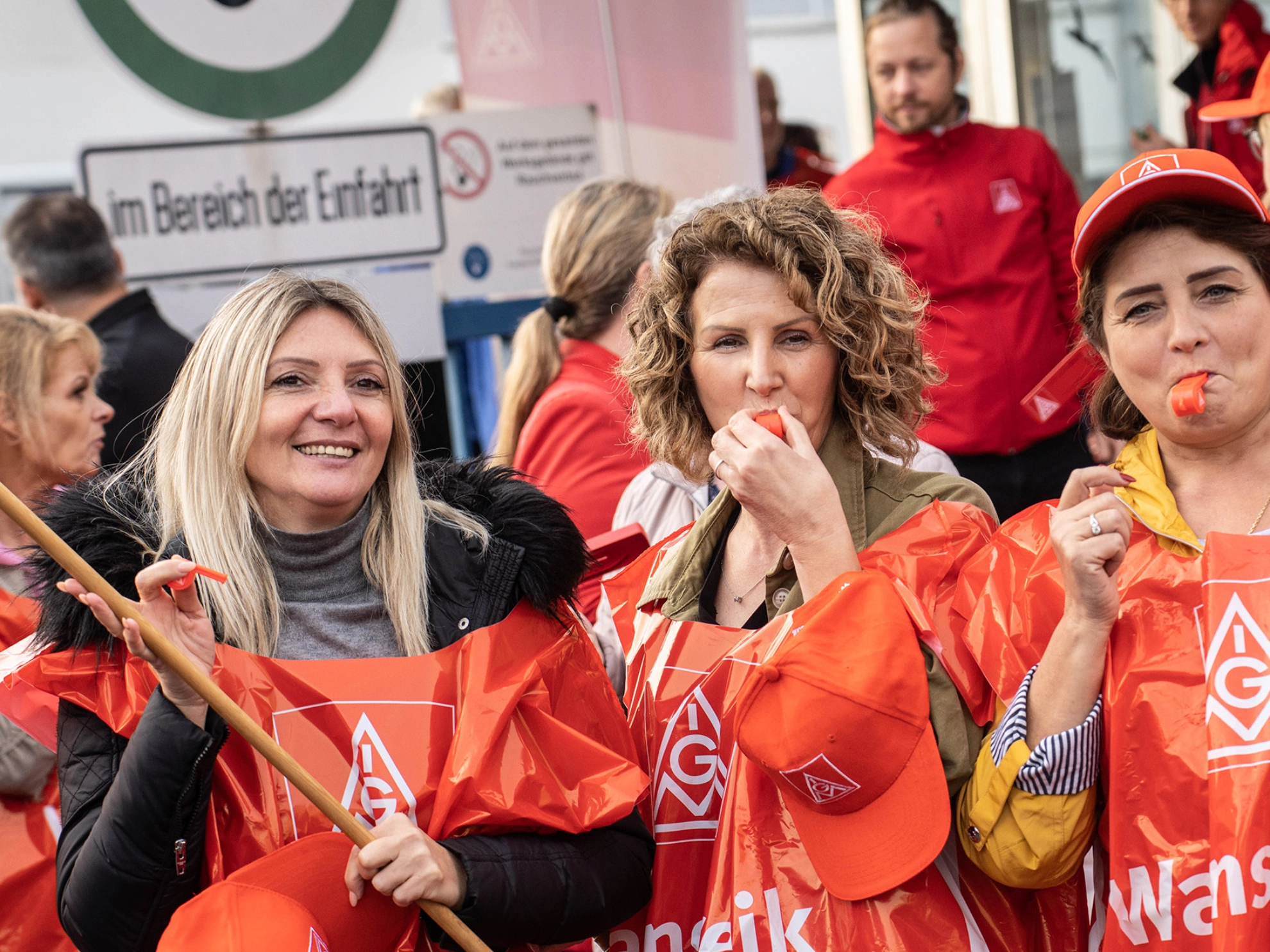 Metallerinnen beim Warnstreik bei Federal Mogul in Wiesbaden am 31.10.2022 