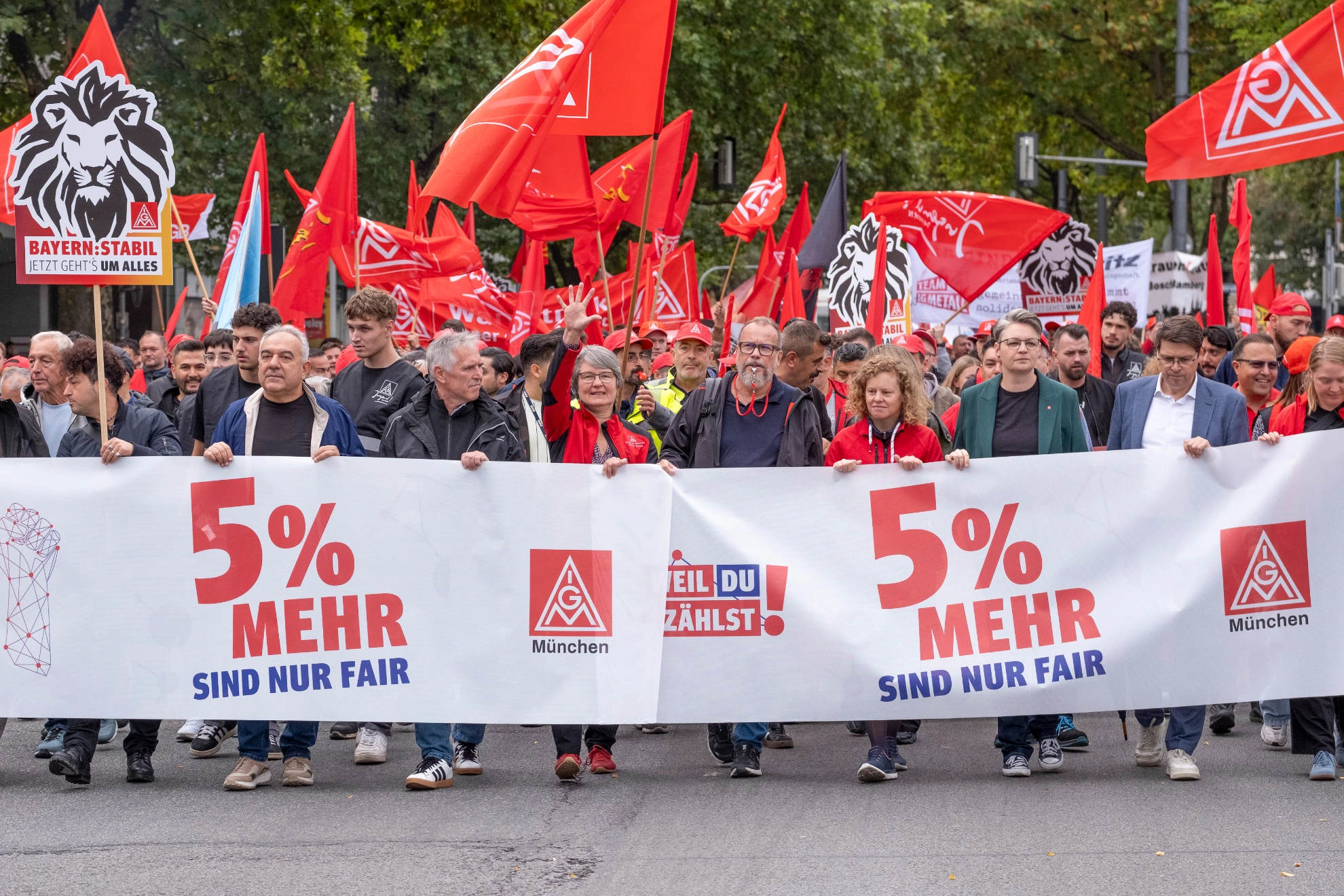 IGM Bezirk Bayern -  1. Verhandlung /Demo Tarifrunde  "Bayern: Stabil - Jetzt geht's um alles", Bayerischer Hof, München