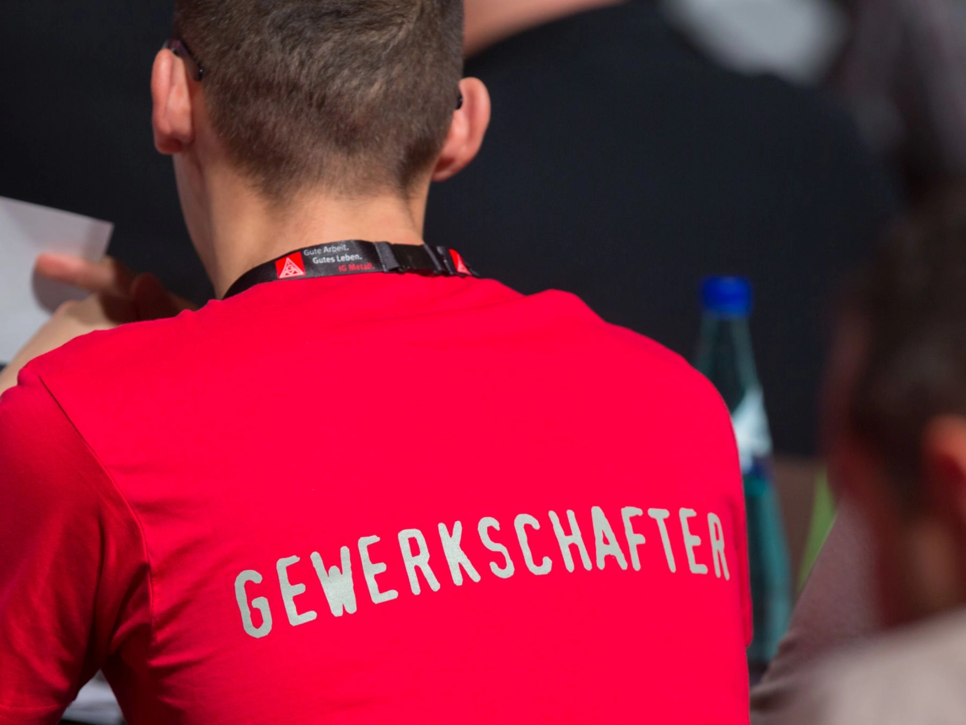 junger Delegierter auf dem Gewerkschaftstag 2015 trägt ein T-Shirt mit der Aufschrift "Gewerkschafter"