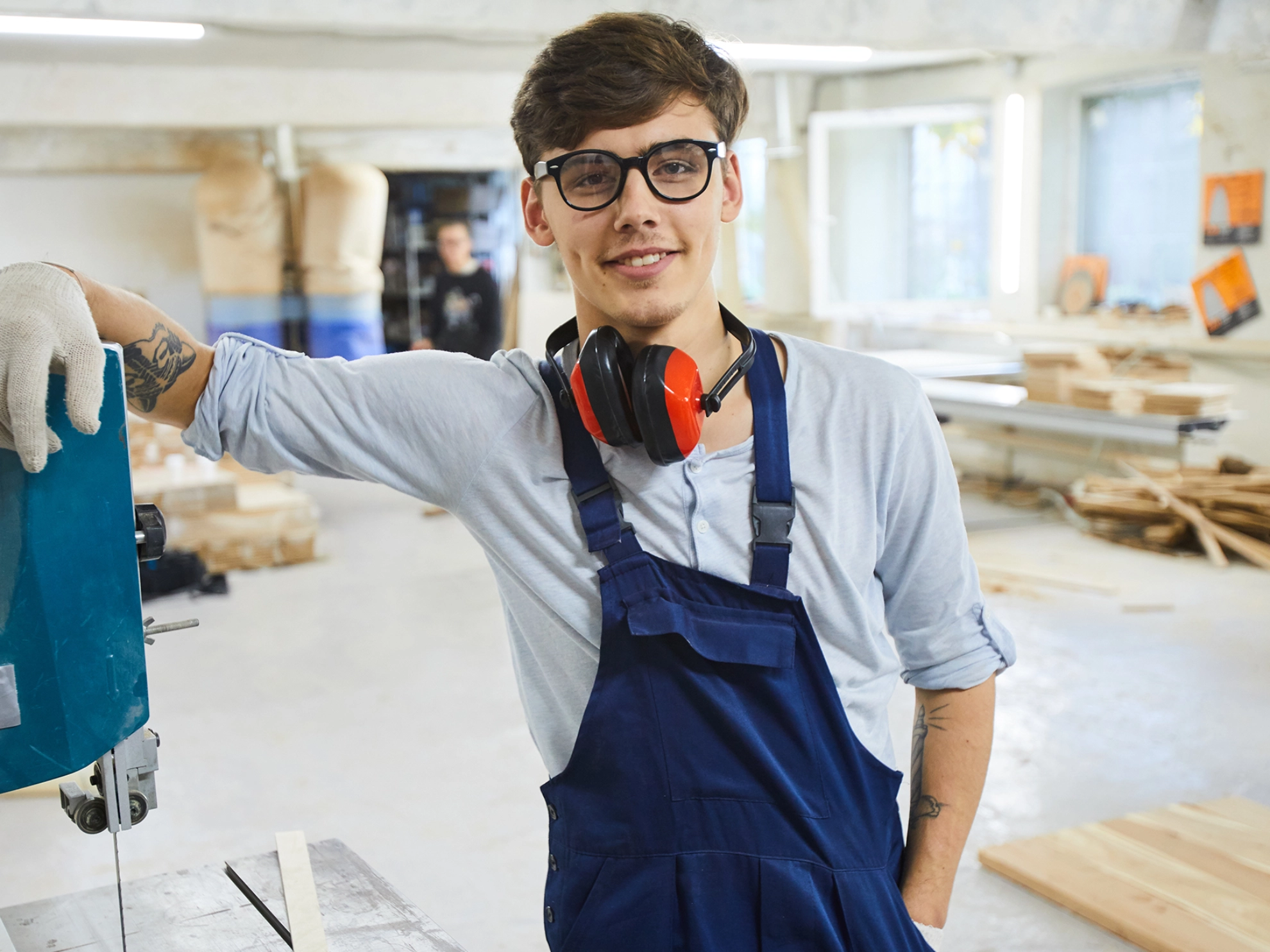 Auszubildender in einer Schreinerwerkstatt
