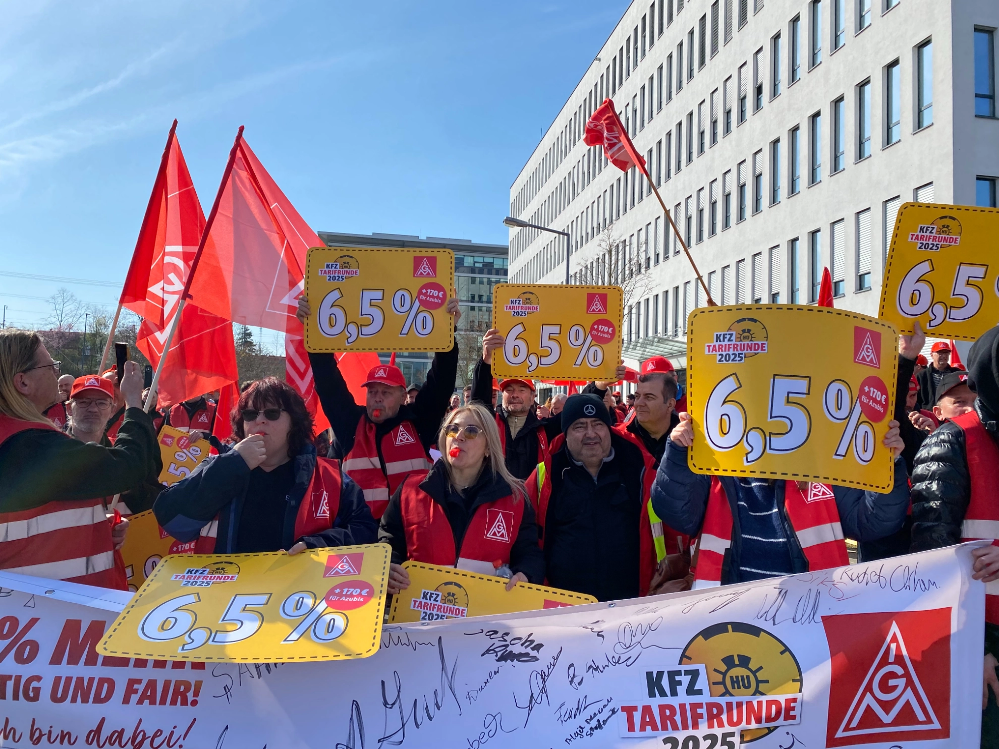 Warnstreikende der kfz Tarifrunde in Nürnberg