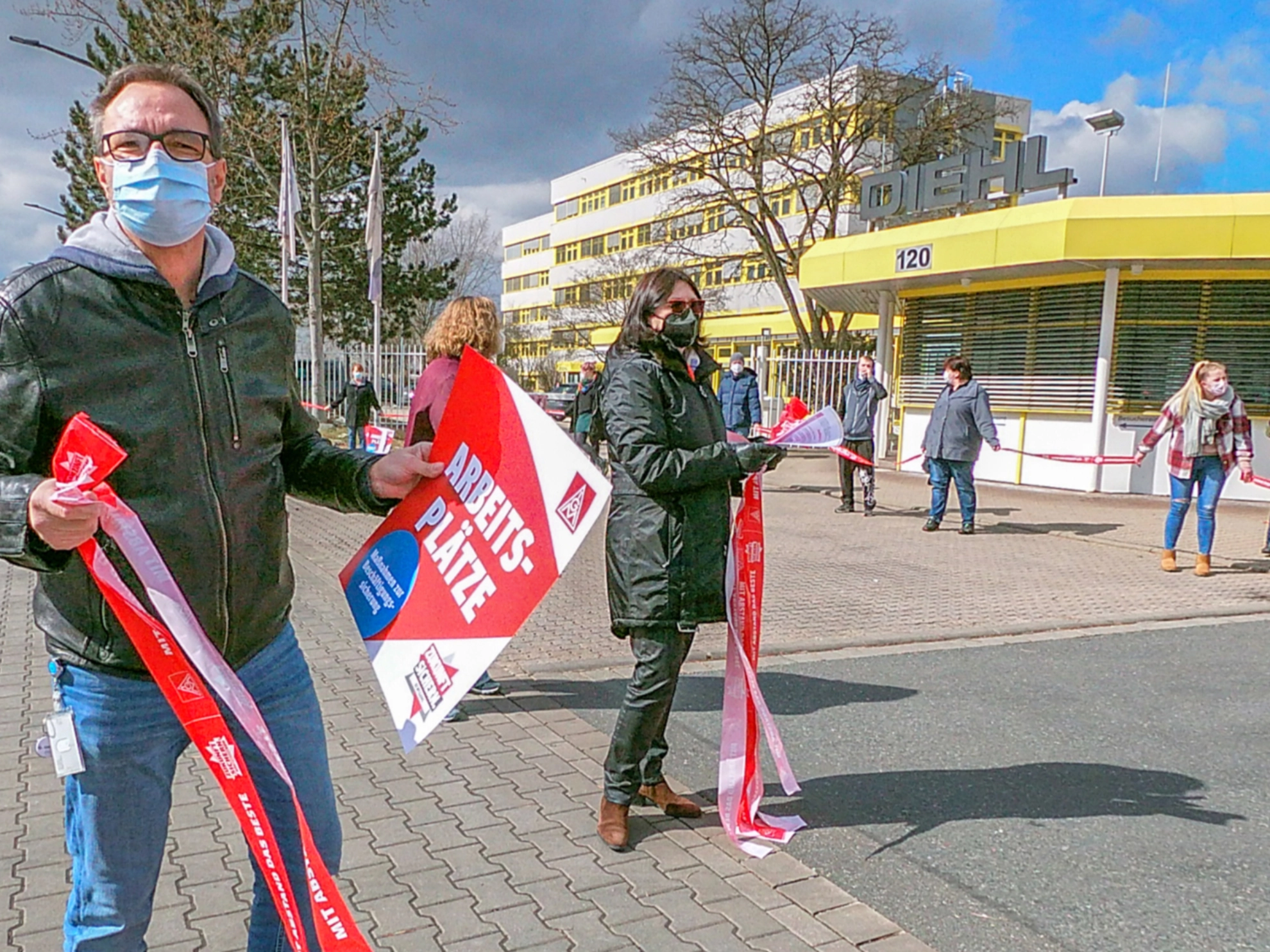 Menschenkette Bei Diehl Aviation - Arbeitsplatzabbau verhindern