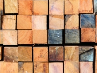 Ein Stapel Holzbalken.