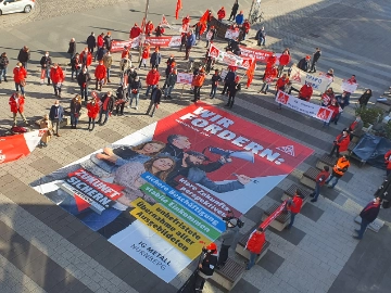 Über 10.000 warnstreiken in Nürnberg - bisher größter Warnstreiktag