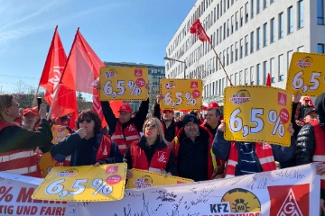 Über 600 Menschen streiken für bessere Arbeitsbedingungen.