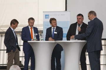 Die Zukunft beginnt heute - Influencing the future_KUKA & Industrie