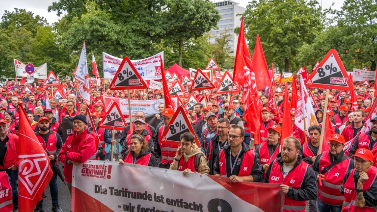 Menschenmenge vor Bühne