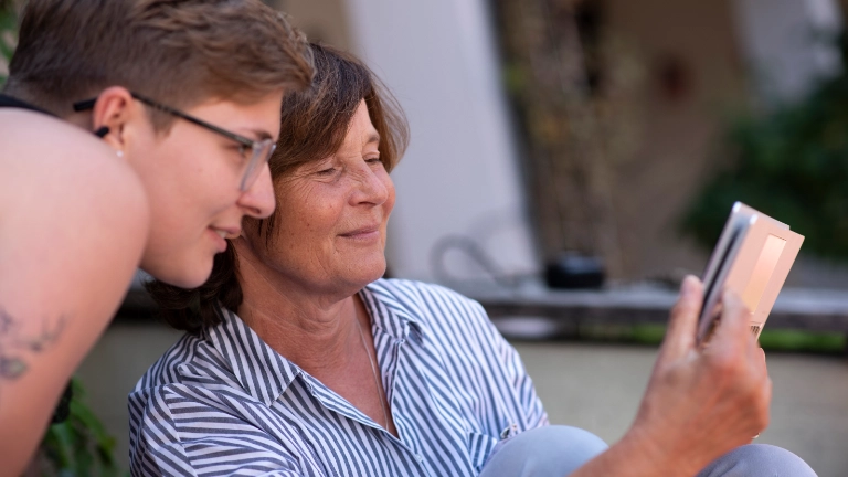 Teilnehmerin im Gespräch mit Referentin