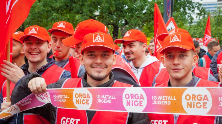 Vor der ersten Verhandlung in Bayern demonstrierten 4000 Beschäftigte in Nürnberg.