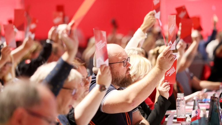 Delegierte stimmen ab bei der Antragsberatung beim Gewerkschaftstag in Frankfurt