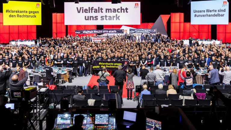 Delegierte des Gewerkschaftstags 2023 zeigen klare Kante.