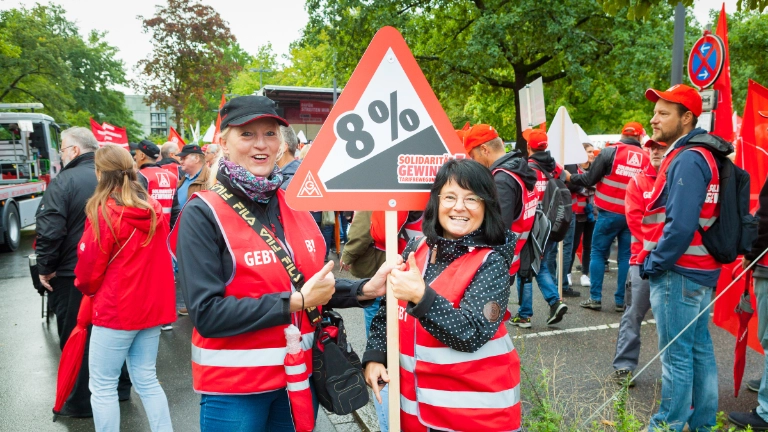Vor der ersten Verhandlung in Bayern demonstrierten 4000 Beschäftigte in Nürnberg.