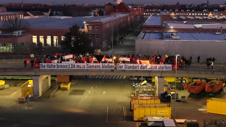 Klare Botschaften auf der Siemensbrücke.