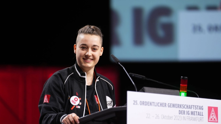Junge Delegierte am Rednerpult beim Gewerkschaftstag in Frankfurt 
